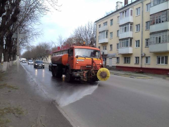 В Брянске начали чистить дороги с применением моющих средств