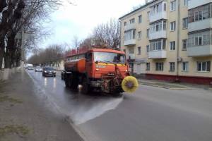 В Брянске начали чистить дороги с применением моющих средств