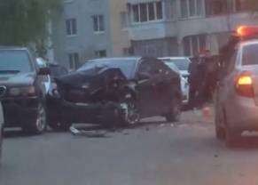 Аварию во дворе многоэтажки на Романа Брянского сняли на видео
