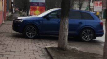 В Новозыбкове дорогая Audi перекрыла тротуар
