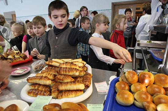 Родителям брянских учеников предложили жаловаться на качество школьных завтраков