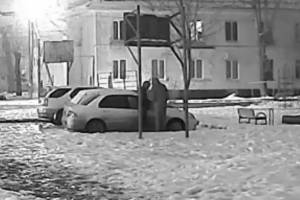  В Брянске двое парней изуродовали припаркованную легковушку