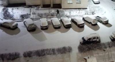 В Брянске ночью дворники вышли на уборку снега