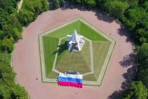 В Брянске в преддверии Дня России развернули огромный триколор