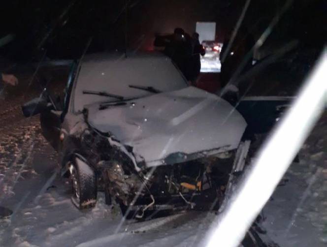 На брянской трассе 20-летний водитель ВАЗ устроил лобовое ДТП: ранены 2 человека