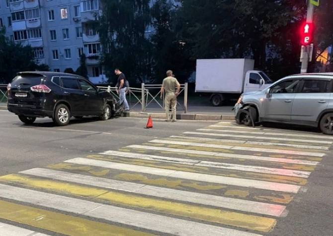 В Брянске на пешеходном переходе разбились две легковушки