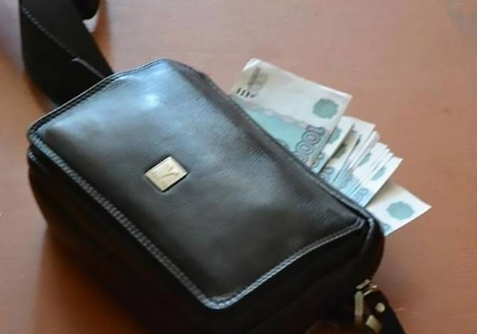 В Новозыбкове мужчина забыл сумку с документами и деньгами в банке