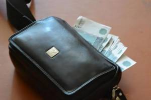 В Новозыбкове мужчина забыл сумку с документами и деньгами в банке