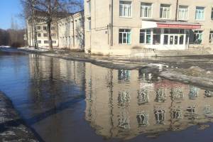 В Брянске утонула дорога возле медицинского колледжа