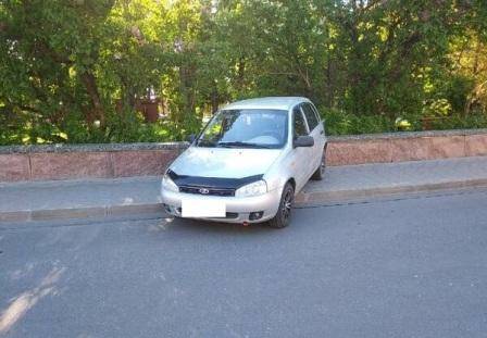 В Брянске автохама наказали за парковку на тротуаре возле Круглого сквера