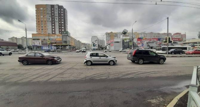 В Брянске женщина на Chevrolet устроила массовое ДТП и сломала плечо 73-летней пенсионерке
