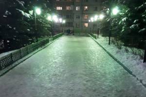 В Брянске двор гимназии №3 превратился в ледовый каток