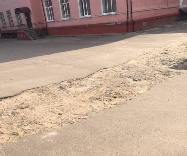 Жители Клинцов бьют тревогу из-за ямы на территории горбольницы