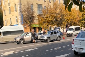 В Брянске две иномарки столкнулись возле ТРЦ «Родина»