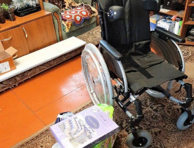 Тяжелобольному мальчику из Клетни подарили кресло-коляску