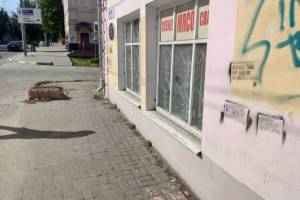 В Брянске коммунальщиков заставили отмыть дома от рекламы наркотиков
