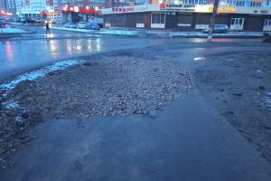В Брянске дорожники изуродовали новый тротуар щебеночной заплаткой