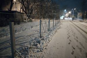 В Брянске возле детсада «Мишутка» уродливый забор разобрали на металлолом 