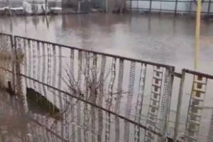 В Брянске затопило частные дома по улице Вокзальной
