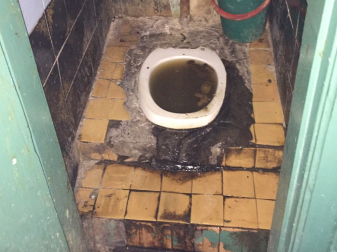 В Брянске жителей общежития оставили без туалета