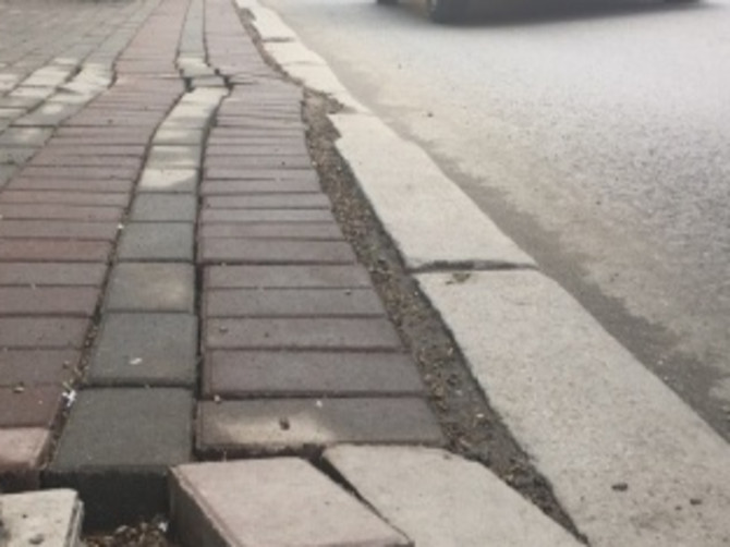 Брянцы просят отремонтировать тротуары на Молодой Гвардии