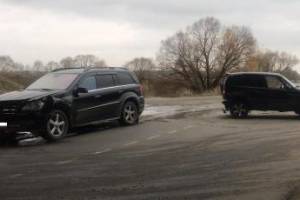 В Брянске столкнулись два внедорожника: ранен водитель Нивы