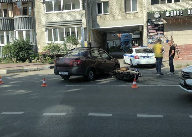 В Брянске возле школы №1 столкнулись мопед и легковушка