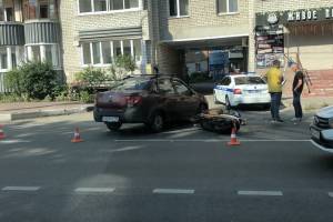 В Брянске возле школы №1 столкнулись мопед и легковушка