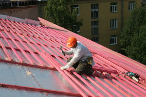 Рабочие во время ремонта крыши разбили балкон брянцу