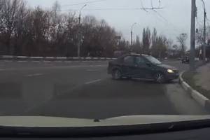 В Брянске сняли на видео занос «Логана» при повороте с Черного моста