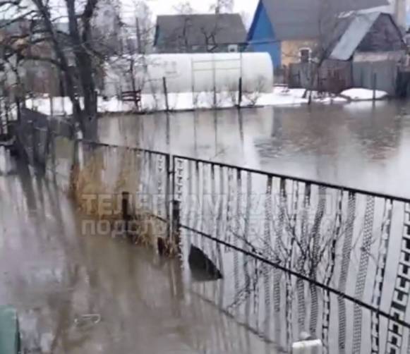 В Брянске на улице Вокзальной затопило дом
