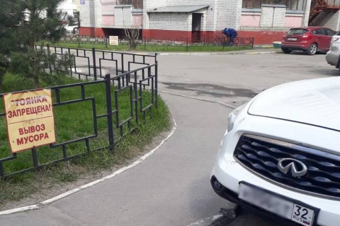 В Брянске больше 20 автохамов наказали за парковку около мусорных контейнеров