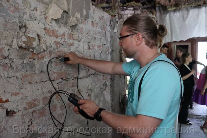 В Брянске эксперты «считывают» ультразвуком стены разрушенного взрывом дома