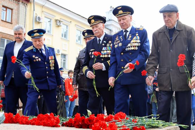 В Брянске в День космонавтики возложили цветы к памятнику Гагарина 