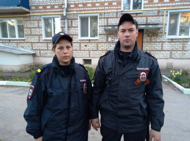 В Стародубе двое полицейских спасли из горящей квартиры детей