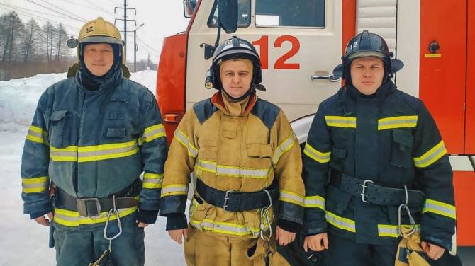 Брянские огнеборцы спасли 8 человек из горящей многоэтажки 
