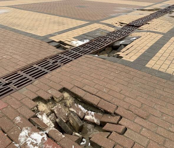 В Брянске у памятника на площади Партизан провалилась плитка