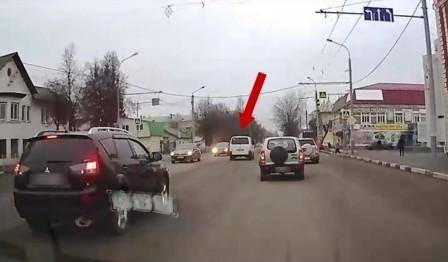 В Брянске водитель свернул не туда и стал героем видеоролика