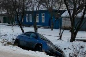 В Новозыбкове на скользкой дороге легковушка вылетела в кювет