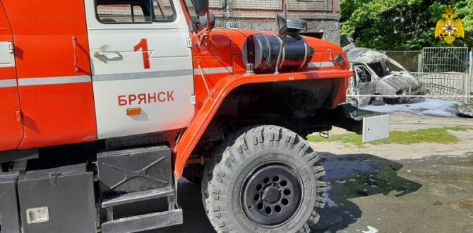 В Брянске при взрыве автомобиля у БГУ погиб водитель и пострадали два человека