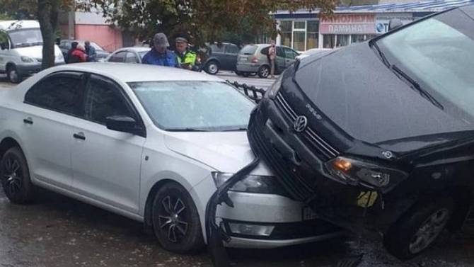 В Новозыбкове водитель Volkswagen снёс забор и наехал на припаркованную легковушку