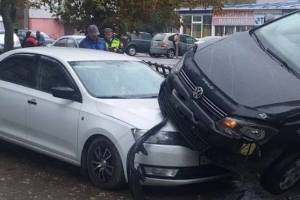 В Новозыбкове водитель Volkswagen снёс забор и наехал на припаркованную легковушку