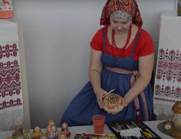 Брянцев пригласили на мастер-класс по росписи деревянных шкатулок