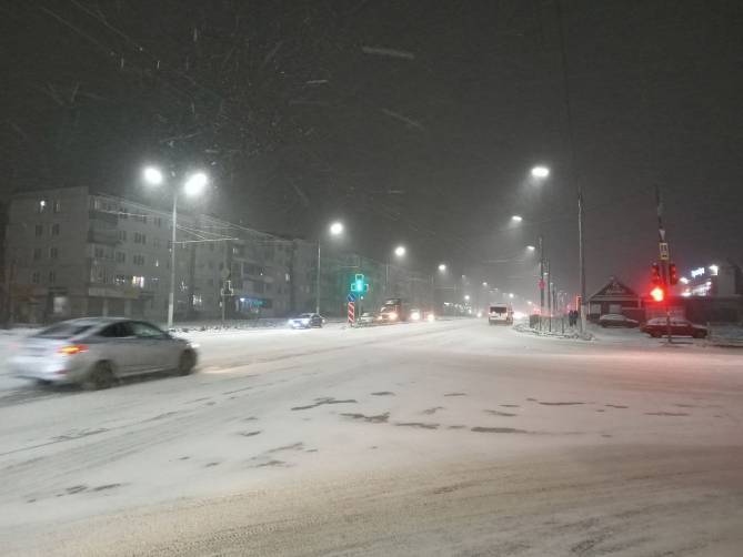 Снегопад в Брянске прибавил хлопот дорожникам