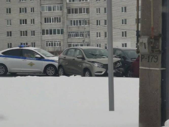 В Брянске возле «Мегаполис-парка» разбились две легковушки
