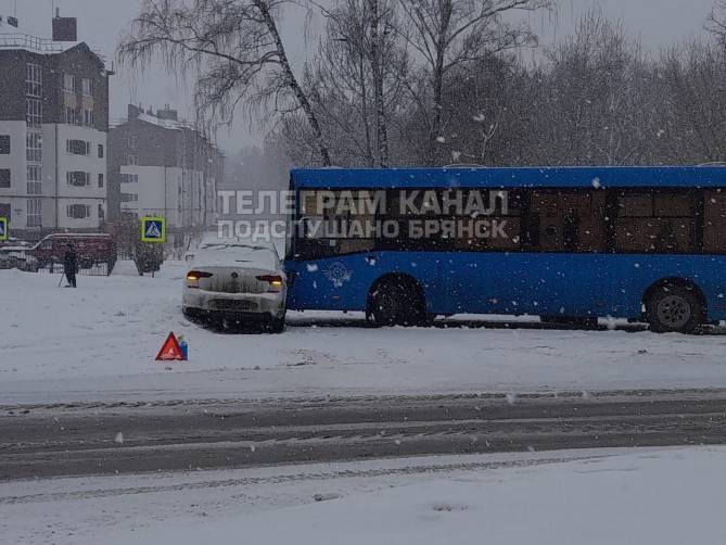 В Брянске возле «Мегаполис-парка» столкнулись синий автобус и легковушка