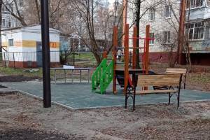 В Брянске вандалы изуродовали новую детскую площадку