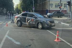 В центре Брянска машина «Городского такси» попала в ДТП
