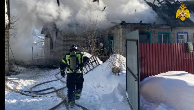 В брянском поселке Чайковичи сгорел дом: есть пострадавший