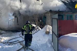 В брянском поселке Чайковичи сгорел дом: есть пострадавший
